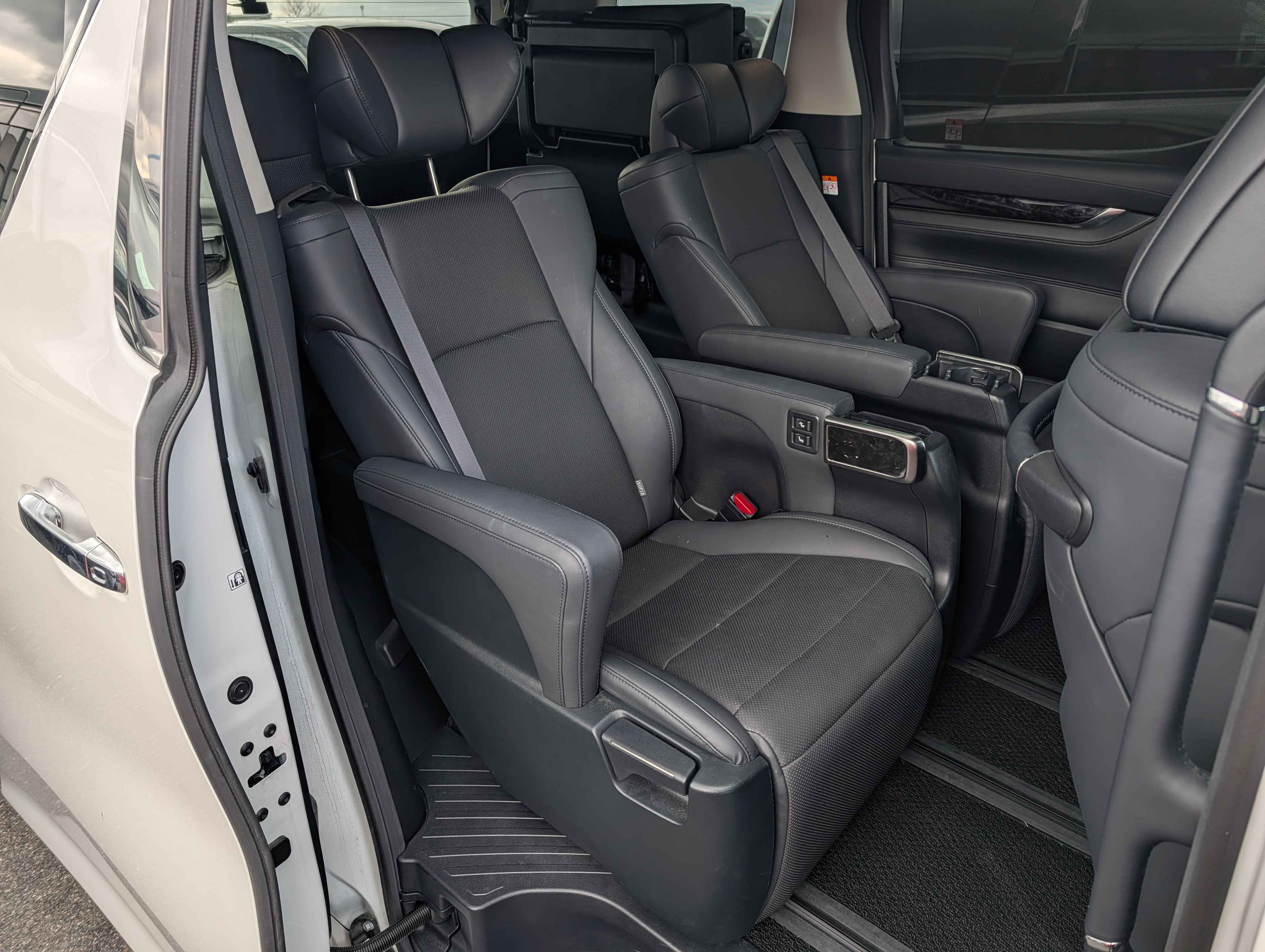 2023 Toyota ALPHARD 2.5L SC — photo 2 — for sale in Wilayah Persekutuan, Kuala Lumpur